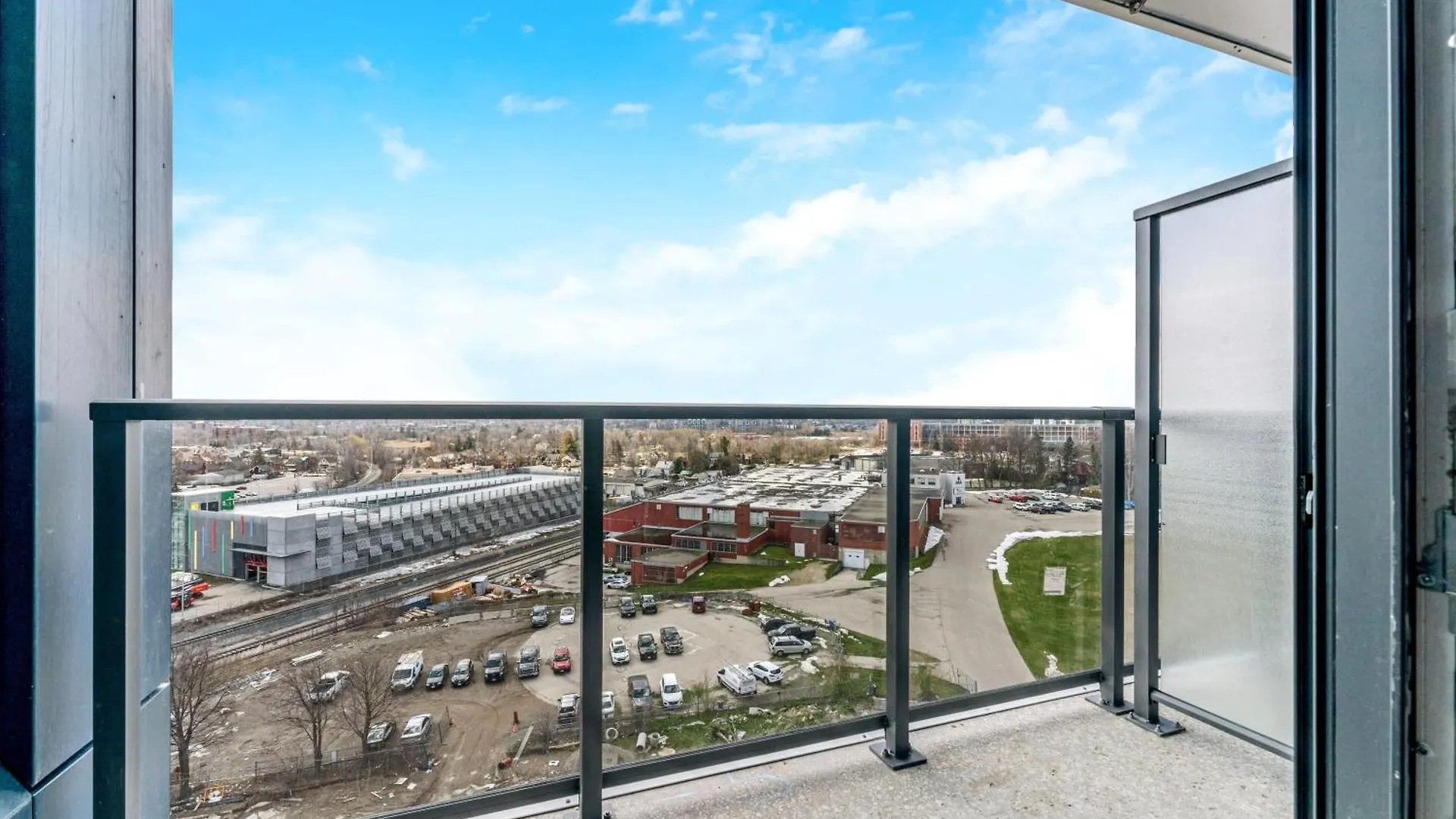 Luxury 1Br Suite - King Bed & Private Balcony Kitchener Apartment
