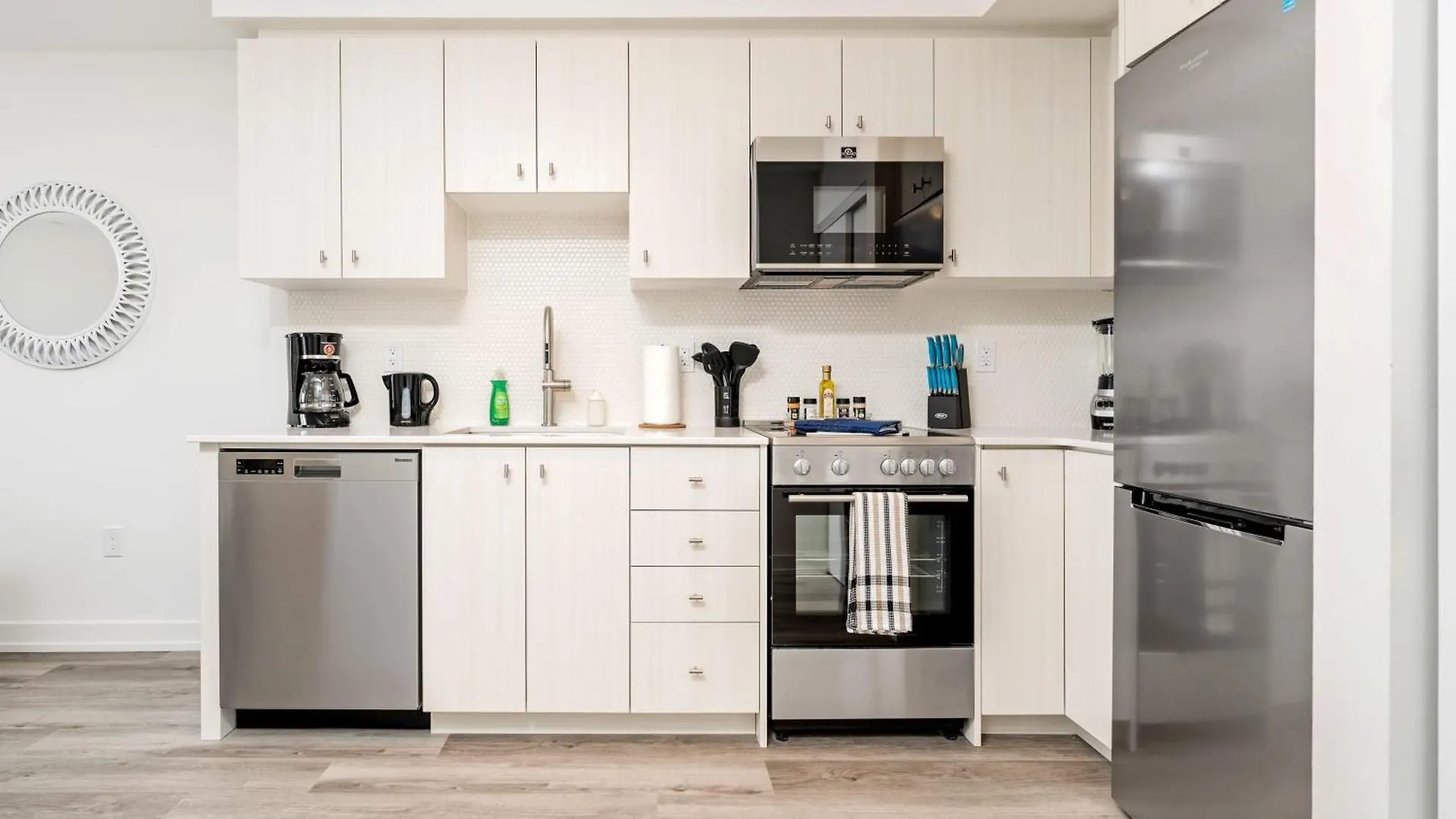 Luxury 1Br Suite - King Bed & Private Balcony location