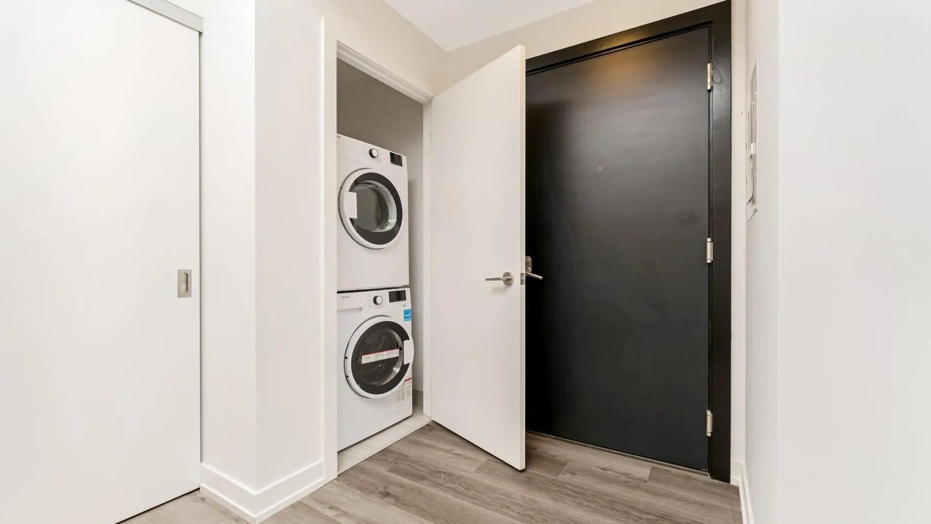 Luxury 1Br Suite - King Bed & Private Balcony Kitchener Apartment