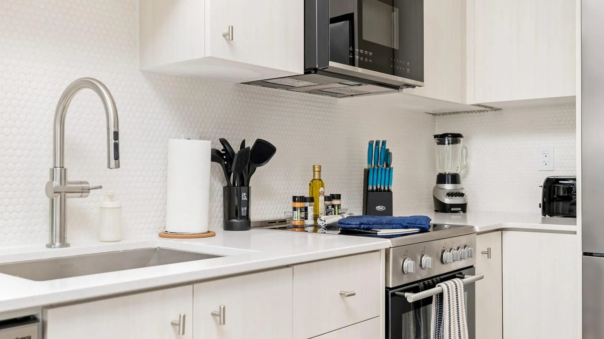Luxury 1Br Suite - King Bed & Private Balcony Kitchener Apartment